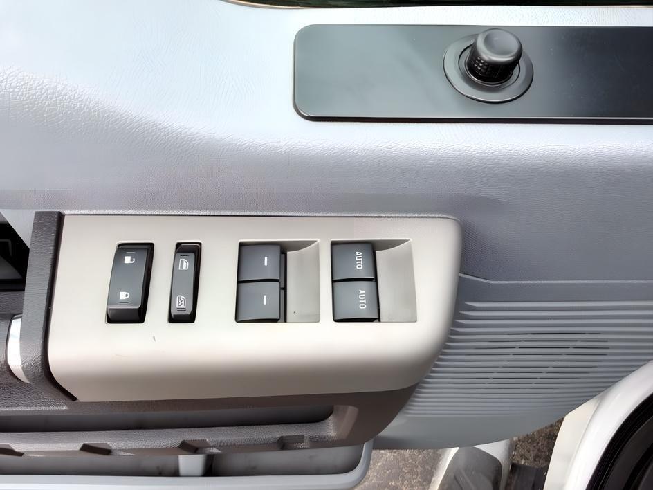 2013 WHITE /GRAY Ford Super Duty F-250 SRW (1FT7W2BT1DE) with an 67 V8 T-DIESEL engine, Automatic transmission, located at 1175 N Woodruff Ave, Idaho Falls, ID, 83401, 43.506901, -111.999657 - At Timberline Auto, finding a great deal on your next vehicle is always easy! Our experienced sales staff goal is to help find you the right vehicle at the right price! Our knowledgeable finance department has options for almost any credit score. We offer extended service contract options to prot- Photo#19