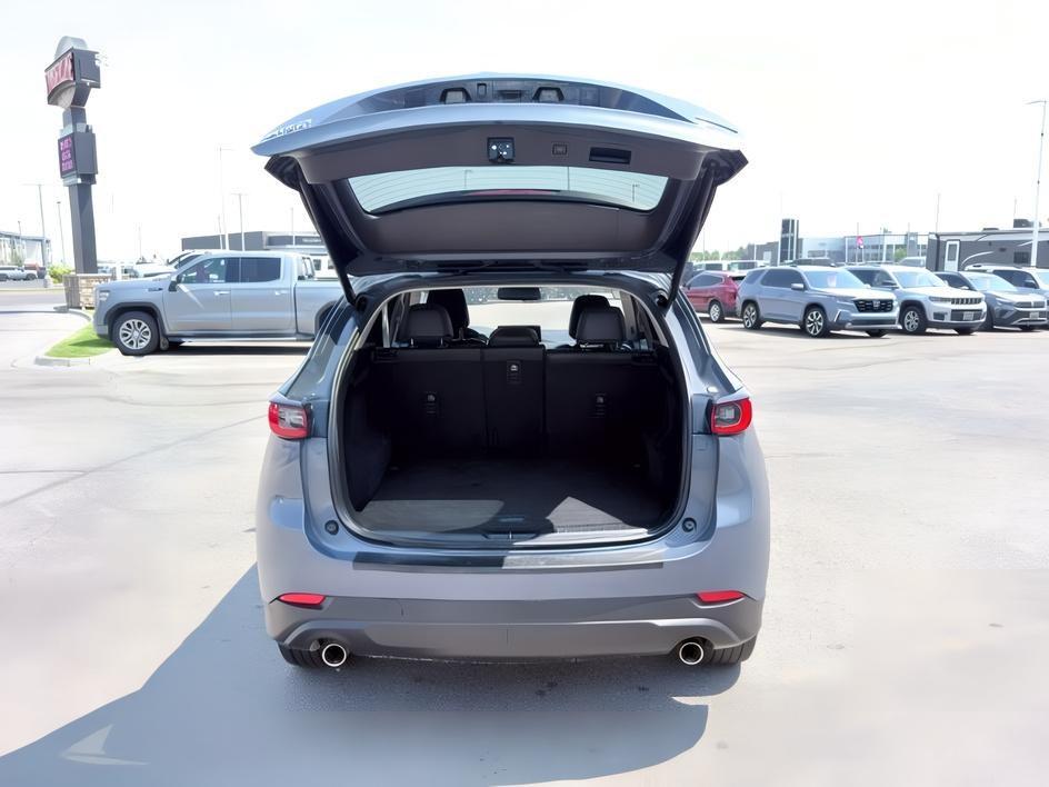 2024 BLUE /LEATHER Mazda CX-5 PREFERRED (JM3KFBCLXR0) with an 2.5L I4 engine, AUTOMATIC transmission, located at 1235 N Woodruff Ave., Idaho Falls, 83401, (208) 523-1053, 43.507172, -112.000488 - At Timberline Auto, finding a great deal on your next vehicle is always easy! Our experienced sales staff goal is to help find you the right vehicle at the right price! Our knowledgeable finance department has options for almost any credit score. We offer extended service contract options to prot- Photo#5