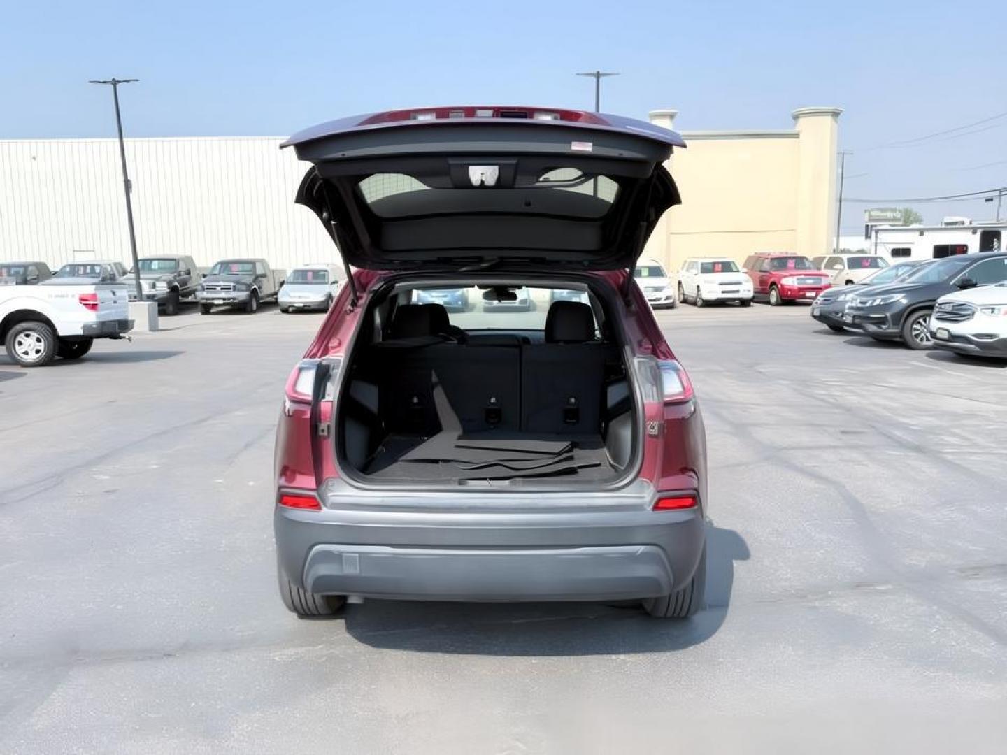 2019 RED /BLACK Jeep Cherokee (1C4PJLCB2KD) with an 24L engine, Automatic transmission, located at 1175 N Woodruff Ave, Idaho Falls, ID, 83401, 43.506901, -111.999657 - At Timberline Auto, finding a great deal on your next vehicle is always easy! Our experienced sales staff goal is to help find you the right vehicle at the right price! Our knowledgeable finance department has options for almost any credit score. We offer extended service contract options to prot- Photo#4