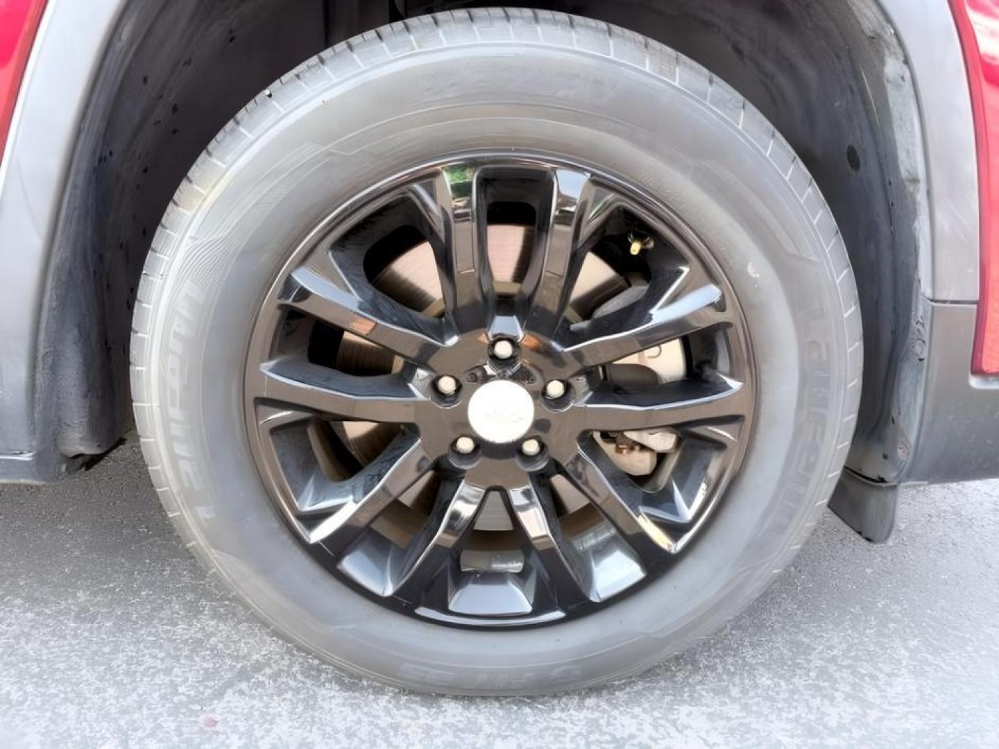 2019 RED /BLACK Jeep Cherokee (1C4PJLCB2KD) with an 24L engine, Automatic transmission, located at 1175 N Woodruff Ave, Idaho Falls, ID, 83401, 43.506901, -111.999657 - At Timberline Auto, finding a great deal on your next vehicle is always easy! Our experienced sales staff goal is to help find you the right vehicle at the right price! Our knowledgeable finance department has options for almost any credit score. We offer extended service contract options to prot- Photo#11