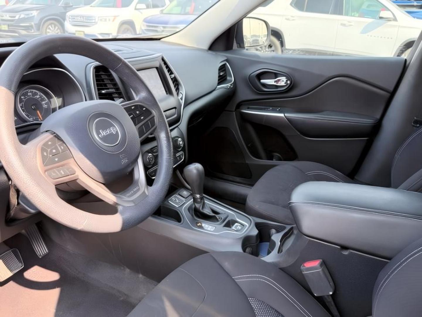 2019 RED /BLACK Jeep Cherokee (1C4PJLCB2KD) with an 24L engine, Automatic transmission, located at 1175 N Woodruff Ave, Idaho Falls, ID, 83401, 43.506901, -111.999657 - At Timberline Auto, finding a great deal on your next vehicle is always easy! Our experienced sales staff goal is to help find you the right vehicle at the right price! Our knowledgeable finance department has options for almost any credit score. We offer extended service contract options to prot- Photo#14