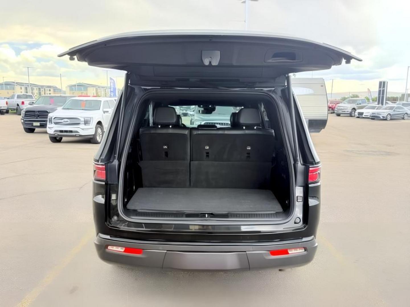 2022 BLACK /Global Black Jeep Wagoneer (1C4SJVBT0NS) with an HEMI 57L V-8 variable valve control engine, Automatic transmission, located at 1175 N Woodruff Ave, Idaho Falls, ID, 83401, 43.506901, -111.999657 - At Timberline Auto, finding a great deal on your next vehicle is always easy! Our experienced sales staff goal is to help find you the right vehicle at the right price! Our knowledgeable finance department has options for almost any credit score. We offer extended service contract options to prot- Photo#4