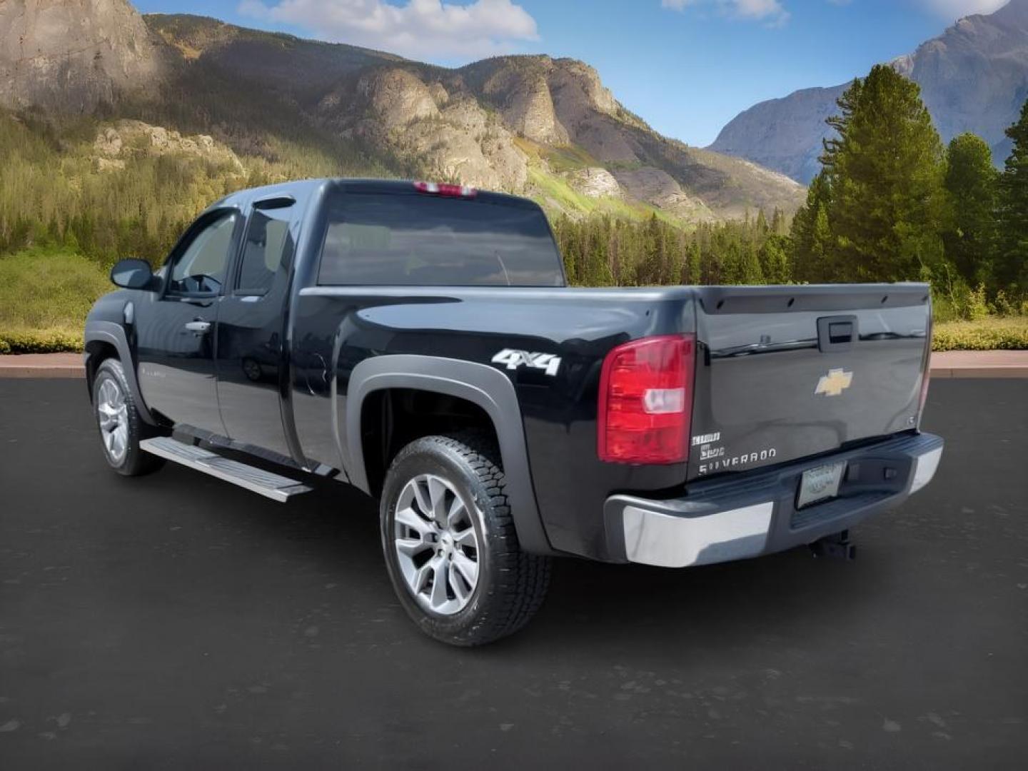 2011 BLACK /Dark Titanium Chevrolet Silverado 1500 (1GCRKREA1BZ) with an Vortec 48L V-8 variable valve control engine, Automatic transmission, located at 1175 N Woodruff Ave, Idaho Falls, ID, 83401, 43.506901, -111.999657- Photo#2