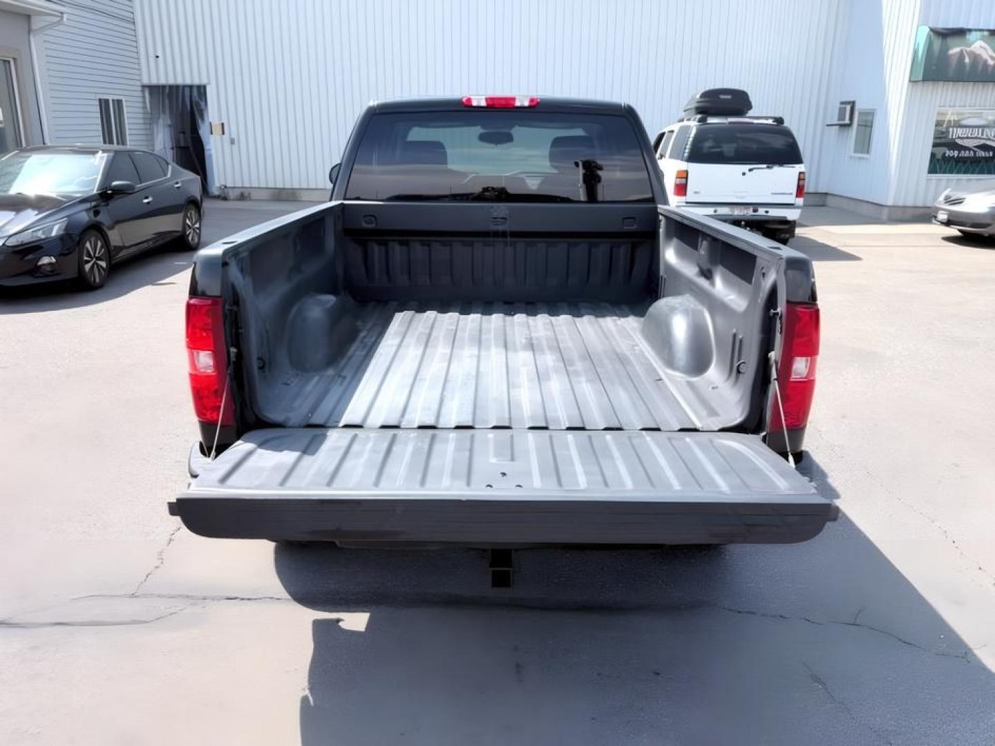 2011 BLACK /Dark Titanium Chevrolet Silverado 1500 (1GCRKREA1BZ) with an Vortec 48L V-8 variable valve control engine, Automatic transmission, located at 1175 N Woodruff Ave, Idaho Falls, ID, 83401, 43.506901, -111.999657- Photo#4