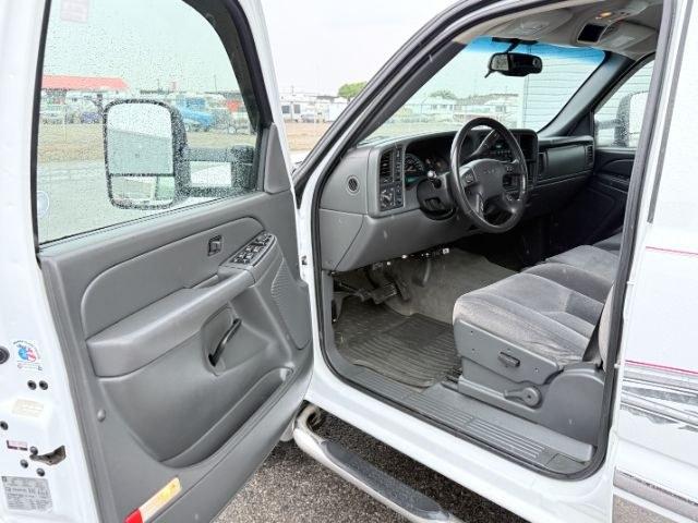 2007 WHITE /Dark Pewter GMC Sierra 2500HD Classic (1GTHK23D77F) with an 66L V8 16V OHV TURBO DIESEL engine, Automatic transmission, located at 1175 N Woodruff Ave, Idaho Falls, ID, 83401, 43.506901, -111.999657 - At Timberline Auto, finding a great deal on your next vehicle is always easy! Our experienced sales staff goal is to help find you the right vehicle at the right price! Our knowledgeable finance department has options for almost any credit score. We offer extended service contract options to prot- Photo#35