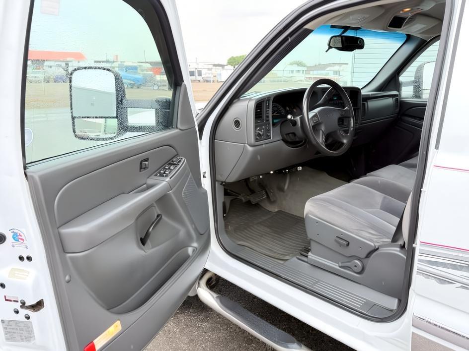 2007 WHITE /Dark Pewter GMC Sierra 2500HD Classic (1GTHK23D77F) with an 66L V8 16V OHV TURBO DIESEL engine, Automatic transmission, located at 1175 N Woodruff Ave, Idaho Falls, ID, 83401, 43.506901, -111.999657 - At Timberline Auto, finding a great deal on your next vehicle is always easy! Our experienced sales staff goal is to help find you the right vehicle at the right price! Our knowledgeable finance department has options for almost any credit score. We offer extended service contract options to prot- Photo#10