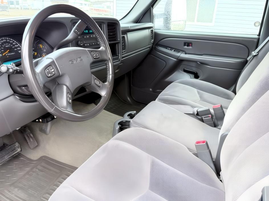 2007 WHITE /Dark Pewter GMC Sierra 2500HD Classic (1GTHK23D77F) with an 66L V8 16V OHV TURBO DIESEL engine, Automatic transmission, located at 1175 N Woodruff Ave, Idaho Falls, ID, 83401, 43.506901, -111.999657 - At Timberline Auto, finding a great deal on your next vehicle is always easy! Our experienced sales staff goal is to help find you the right vehicle at the right price! Our knowledgeable finance department has options for almost any credit score. We offer extended service contract options to prot- Photo#12