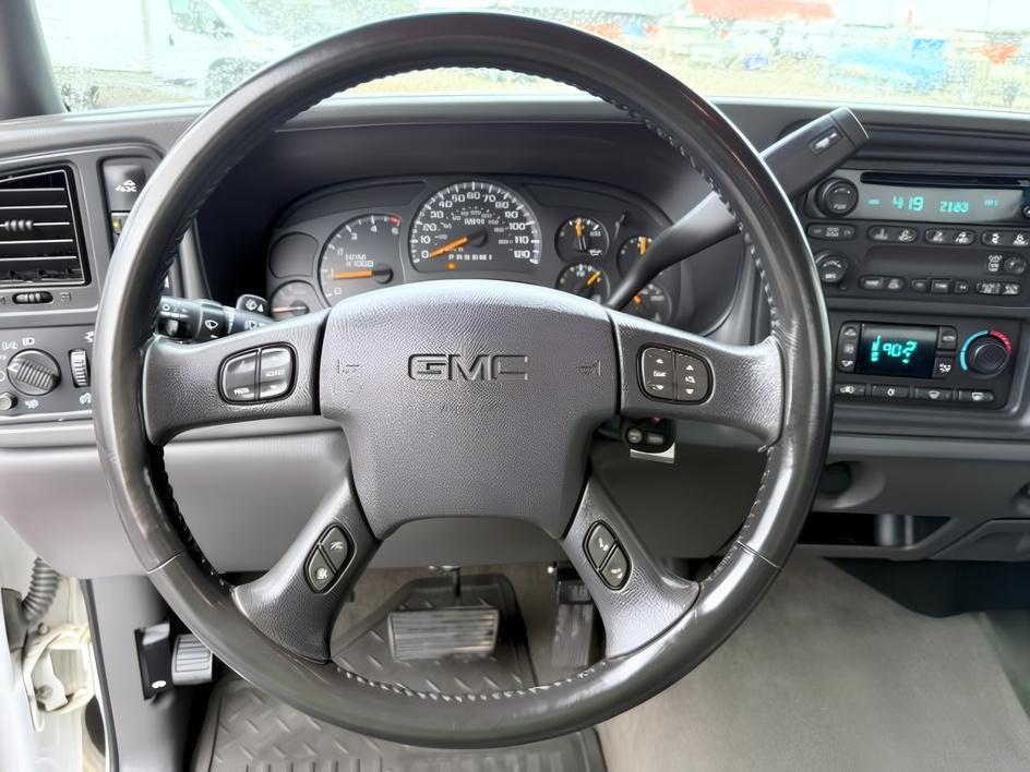 2007 WHITE /Dark Pewter GMC Sierra 2500HD Classic (1GTHK23D77F) with an 66L V8 16V OHV TURBO DIESEL engine, Automatic transmission, located at 1175 N Woodruff Ave, Idaho Falls, ID, 83401, 43.506901, -111.999657 - At Timberline Auto, finding a great deal on your next vehicle is always easy! Our experienced sales staff goal is to help find you the right vehicle at the right price! Our knowledgeable finance department has options for almost any credit score. We offer extended service contract options to prot- Photo#13