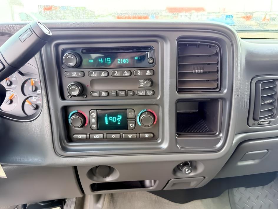 2007 WHITE /Dark Pewter GMC Sierra 2500HD Classic (1GTHK23D77F) with an 66L V8 16V OHV TURBO DIESEL engine, Automatic transmission, located at 1175 N Woodruff Ave, Idaho Falls, ID, 83401, 43.506901, -111.999657 - At Timberline Auto, finding a great deal on your next vehicle is always easy! Our experienced sales staff goal is to help find you the right vehicle at the right price! Our knowledgeable finance department has options for almost any credit score. We offer extended service contract options to prot- Photo#14