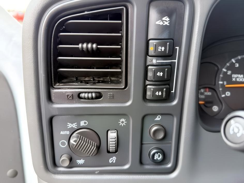 2007 WHITE /Dark Pewter GMC Sierra 2500HD Classic (1GTHK23D77F) with an 66L V8 16V OHV TURBO DIESEL engine, Automatic transmission, located at 1175 N Woodruff Ave, Idaho Falls, ID, 83401, 43.506901, -111.999657 - At Timberline Auto, finding a great deal on your next vehicle is always easy! Our experienced sales staff goal is to help find you the right vehicle at the right price! Our knowledgeable finance department has options for almost any credit score. We offer extended service contract options to prot- Photo#18
