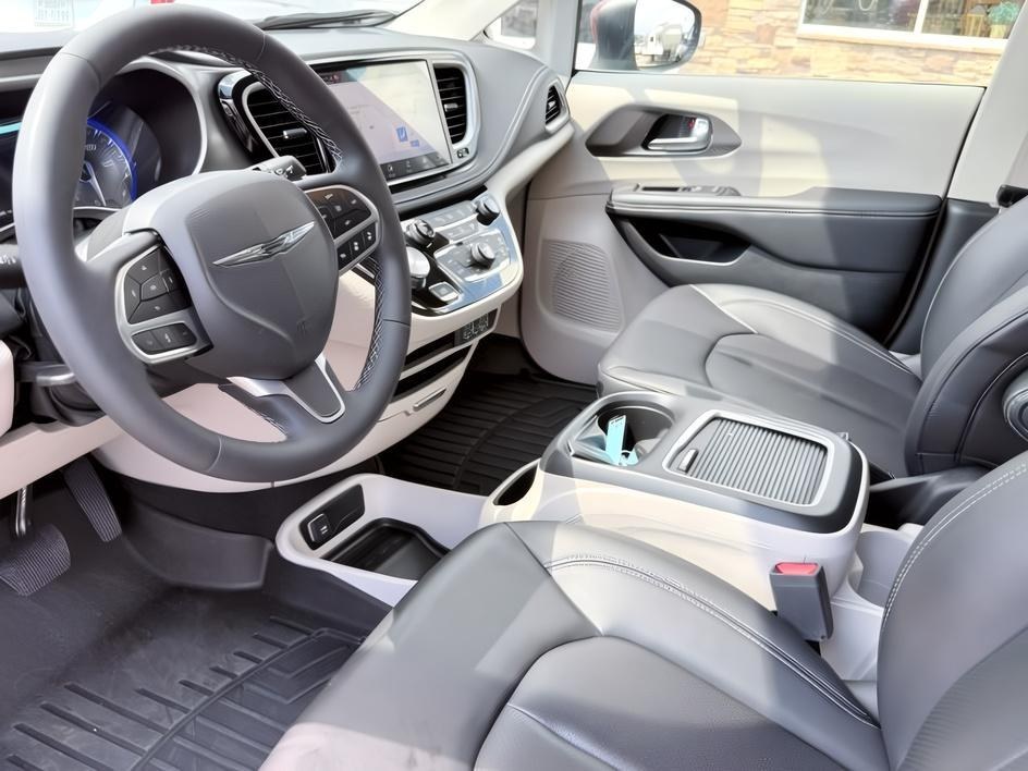 2023 MAROON /Black/Alloy/Black Chrysler Pacifica Touring L AWD (2C4RC3BG0PR) with an Pentastar 3.6L V-6 DOHC engine, AUTOMATIC transmission, located at 1235 N Woodruff Ave., Idaho Falls, 83401, (208) 523-1053, 43.507172, -112.000488 - At Timberline Auto, finding a great deal on your next vehicle is always easy! Our experienced sales staff goal is to help find you the right vehicle at the right price! Our knowledgeable finance department has options for almost any credit score. We offer extended service contract options to prot- Photo#16