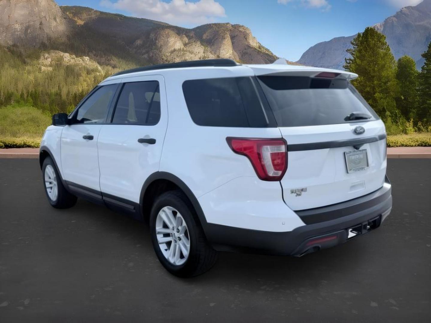 2016 WHITE /CLOTH Ford Explorer (1FM5K8B83GG) with an 35L V6 engine, Automatic transmission, located at 1175 N Woodruff Ave, Idaho Falls, ID, 83401, 43.506901, -111.999657 - At Timberline Auto, finding a great deal on your next vehicle is always easy! Our experienced sales staff goal is to help find you the right vehicle at the right price! Our knowledgeable finance department has options for almost any credit score. We offer extended service contract options to prot- Photo#2
