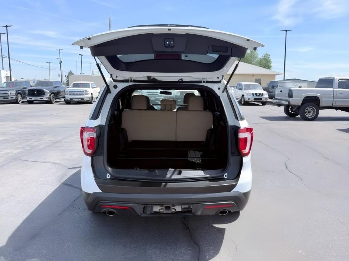 2016 WHITE /CLOTH Ford Explorer (1FM5K8B83GG) with an 35L V6 engine, Automatic transmission, located at 1175 N Woodruff Ave, Idaho Falls, ID, 83401, 43.506901, -111.999657 - At Timberline Auto, finding a great deal on your next vehicle is always easy! Our experienced sales staff goal is to help find you the right vehicle at the right price! Our knowledgeable finance department has options for almost any credit score. We offer extended service contract options to prot- Photo#5