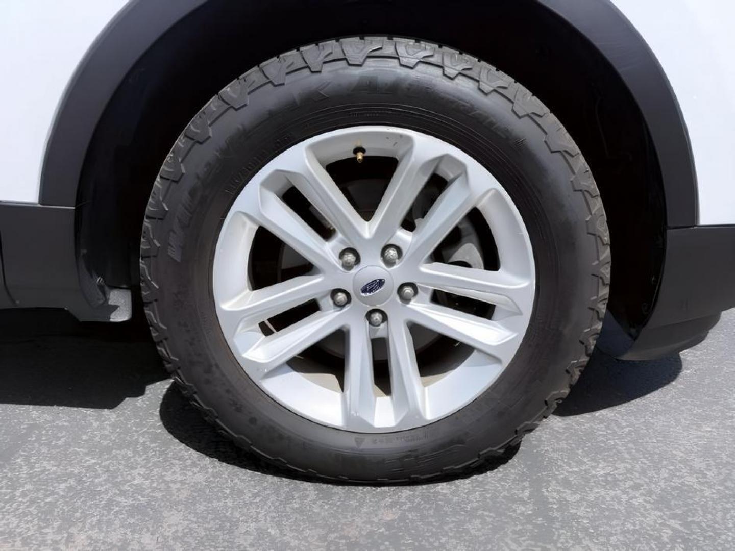 2016 WHITE /CLOTH Ford Explorer (1FM5K8B83GG) with an 35L V6 engine, Automatic transmission, located at 1175 N Woodruff Ave, Idaho Falls, ID, 83401, 43.506901, -111.999657 - At Timberline Auto, finding a great deal on your next vehicle is always easy! Our experienced sales staff goal is to help find you the right vehicle at the right price! Our knowledgeable finance department has options for almost any credit score. We offer extended service contract options to prot- Photo#12
