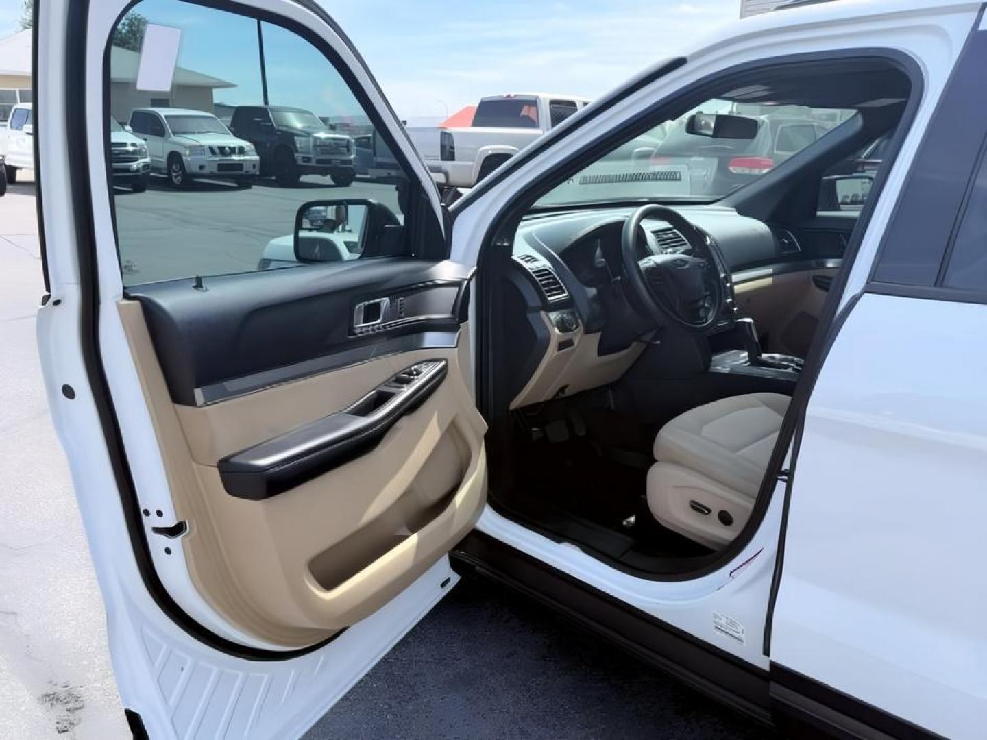2016 WHITE /CLOTH Ford Explorer (1FM5K8B83GG) with an 35L V6 engine, Automatic transmission, located at 1175 N Woodruff Ave, Idaho Falls, ID, 83401, 43.506901, -111.999657 - At Timberline Auto, finding a great deal on your next vehicle is always easy! Our experienced sales staff goal is to help find you the right vehicle at the right price! Our knowledgeable finance department has options for almost any credit score. We offer extended service contract options to prot- Photo#13