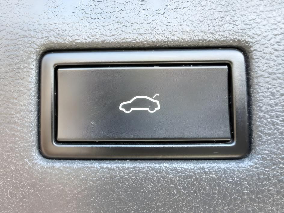 2020 GRAY /Titan Black Volkswagen Tiguan (3VV2B7AXXLM) with an 2L I-4 gasoline direct injection engine, Automatic transmission, located at 1175 N Woodruff Ave, Idaho Falls, ID, 83401, 43.506901, -111.999657 - At Timberline Auto, finding a great deal on your next vehicle is always easy! Our experienced sales staff goal is to help find you the right vehicle at the right price! Our knowledgeable finance department has options for almost any credit score. We offer extended service contract options to prot- Photo#6