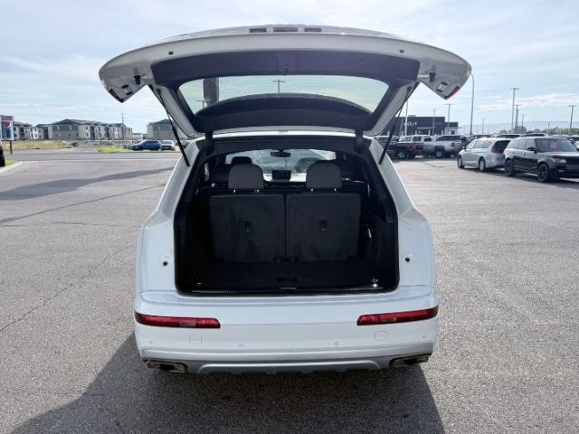 2018 WHITE /Black Audi Q7 (WA1LAAF74JD) with an 3L V-6 gasoline direct injection engine, Automatic transmission, located at 1175 N Woodruff Ave, Idaho Falls, ID, 83401, 43.506901, -111.999657 - At Timberline Auto, finding a great deal on your next vehicle is always easy! Our experienced sales staff goal is to help find you the right vehicle at the right price! Our knowledgeable finance department has options for almost any credit score. We offer extended service contract options to prot- Photo#33