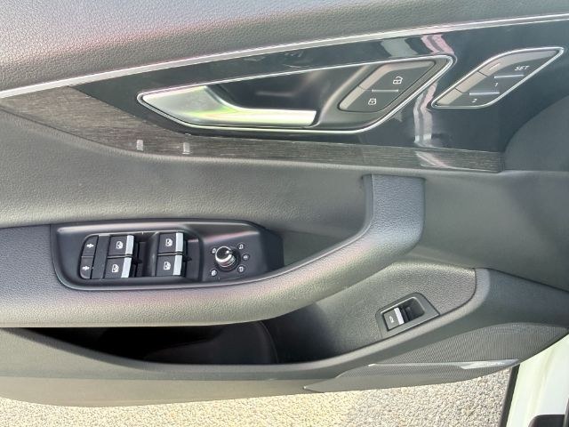 2018 WHITE /Black Audi Q7 (WA1LAAF74JD) with an 3L V-6 gasoline direct injection engine, Automatic transmission, located at 1175 N Woodruff Ave, Idaho Falls, ID, 83401, 43.506901, -111.999657 - At Timberline Auto, finding a great deal on your next vehicle is always easy! Our experienced sales staff goal is to help find you the right vehicle at the right price! Our knowledgeable finance department has options for almost any credit score. We offer extended service contract options to prot- Photo#53