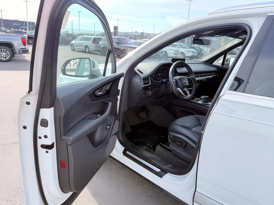 2018 WHITE /Black Audi Q7 (WA1LAAF74JD) with an 3L V-6 gasoline direct injection engine, Automatic transmission, located at 1175 N Woodruff Ave, Idaho Falls, ID, 83401, 43.506901, -111.999657 - At Timberline Auto, finding a great deal on your next vehicle is always easy! Our experienced sales staff goal is to help find you the right vehicle at the right price! Our knowledgeable finance department has options for almost any credit score. We offer extended service contract options to prot- Photo#13