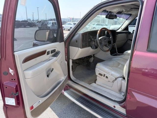 2004 RED /TAN Cadillac Escalade LUXURY (1GYEK63NX4R) with an 6.0L engine, AUTOMATIC transmission, located at 1235 N Woodruff Ave., Idaho Falls, 83401, (208) 523-1053, 43.507172, -112.000488 - At Timberline Auto, finding a great deal on your next vehicle is always easy! Our experienced sales staff goal is to help find you the right vehicle at the right price! Our knowledgeable finance department has options for almost any credit score. We offer extended service contract options to prot- Photo#11