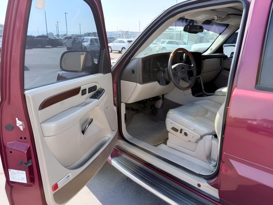 2004 RED /TAN Cadillac Escalade LUXURY (1GYEK63NX4R) with an 6.0L engine, AUTOMATIC transmission, located at 1235 N Woodruff Ave., Idaho Falls, 83401, (208) 523-1053, 43.507172, -112.000488 - At Timberline Auto, finding a great deal on your next vehicle is always easy! Our experienced sales staff goal is to help find you the right vehicle at the right price! Our knowledgeable finance department has options for almost any credit score. We offer extended service contract options to prot- Photo#11
