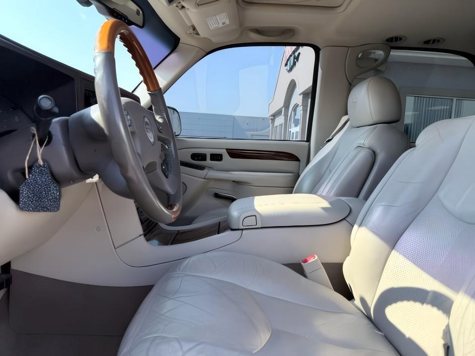 2004 RED /TAN Cadillac Escalade LUXURY (1GYEK63NX4R) with an 6.0L engine, AUTOMATIC transmission, located at 1235 N Woodruff Ave., Idaho Falls, 83401, (208) 523-1053, 43.507172, -112.000488 - At Timberline Auto, finding a great deal on your next vehicle is always easy! Our experienced sales staff goal is to help find you the right vehicle at the right price! Our knowledgeable finance department has options for almost any credit score. We offer extended service contract options to prot- Photo#12