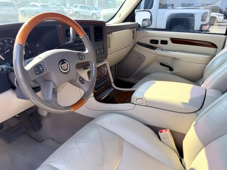 2004 RED /TAN Cadillac Escalade LUXURY (1GYEK63NX4R) with an 6.0L engine, AUTOMATIC transmission, located at 1235 N Woodruff Ave., Idaho Falls, 83401, (208) 523-1053, 43.507172, -112.000488 - At Timberline Auto, finding a great deal on your next vehicle is always easy! Our experienced sales staff goal is to help find you the right vehicle at the right price! Our knowledgeable finance department has options for almost any credit score. We offer extended service contract options to prot- Photo#13