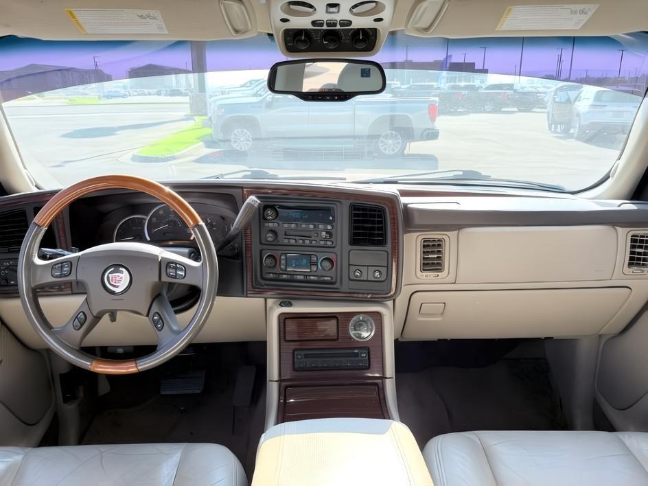 2004 RED /TAN Cadillac Escalade LUXURY (1GYEK63NX4R) with an 6.0L engine, AUTOMATIC transmission, located at 1235 N Woodruff Ave., Idaho Falls, 83401, (208) 523-1053, 43.507172, -112.000488 - At Timberline Auto, finding a great deal on your next vehicle is always easy! Our experienced sales staff goal is to help find you the right vehicle at the right price! Our knowledgeable finance department has options for almost any credit score. We offer extended service contract options to prot- Photo#19