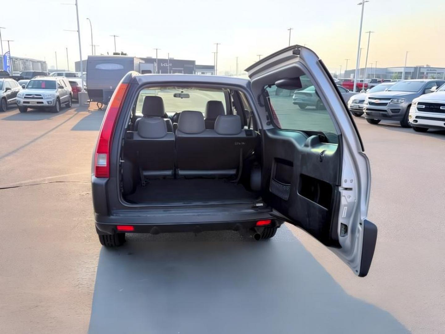 2004 SILVER /Black Honda CR-V (JHLRD78844C) with an 24L I-4 DOHC engine, Automatic transmission, located at 1175 N Woodruff Ave, Idaho Falls, ID, 83401, 43.506901, -111.999657 - At Timberline Auto, finding a great deal on your next vehicle is always easy! Our experienced sales staff goal is to help find you the right vehicle at the right price! Our knowledgeable finance department has options for almost any credit score. We offer extended service contract options to prot- Photo#4