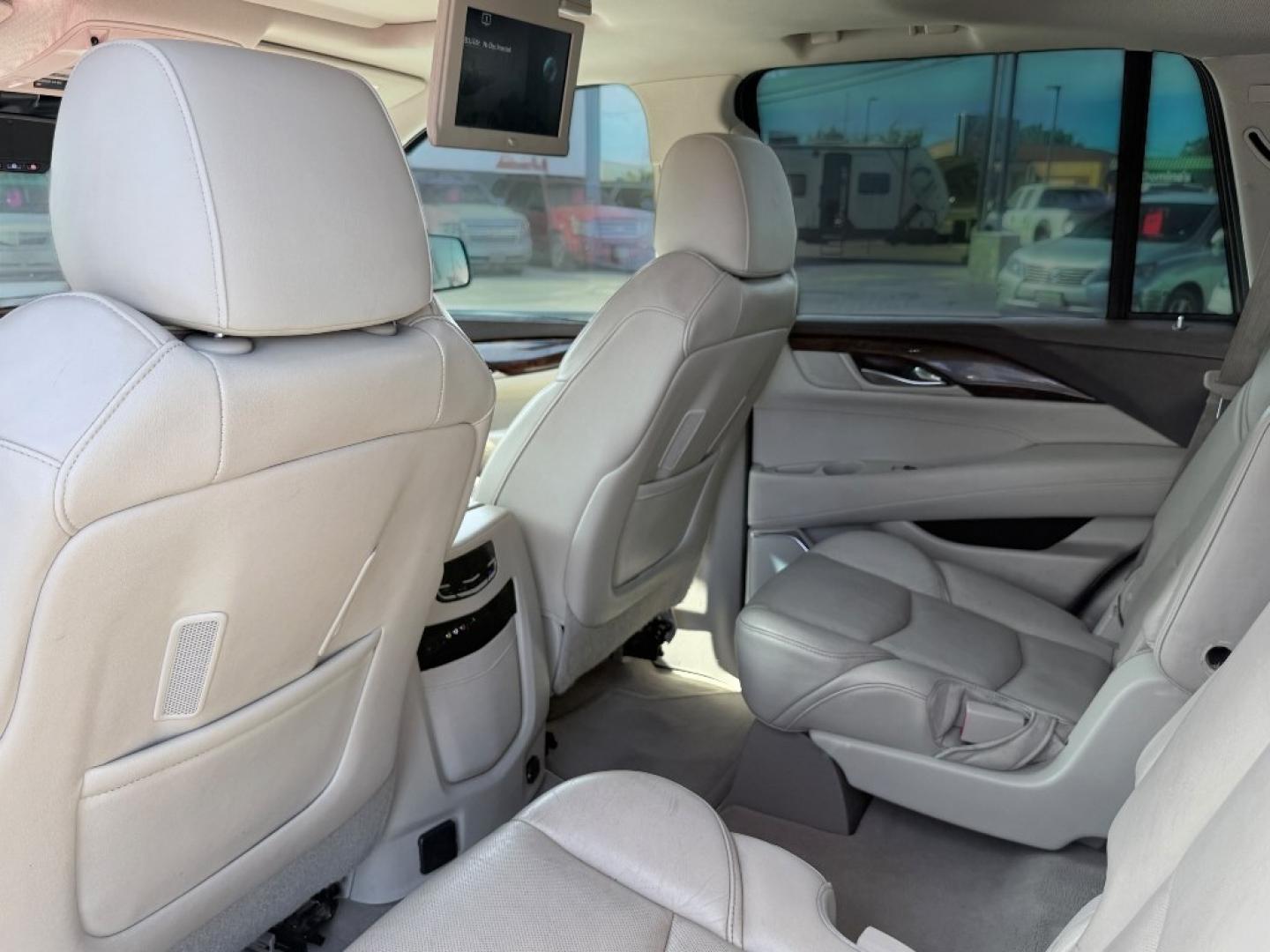 2015 White Diamond Tricoat /Jet Black Cadillac Escalade Luxury (1GYS4BKJ6FR) with an V8, 6.2L engine, 8-speed automatic transmission, located at 1175 N Woodruff Ave, Idaho Falls, ID, 83401, 43.506901, -111.999657- Photo#30
