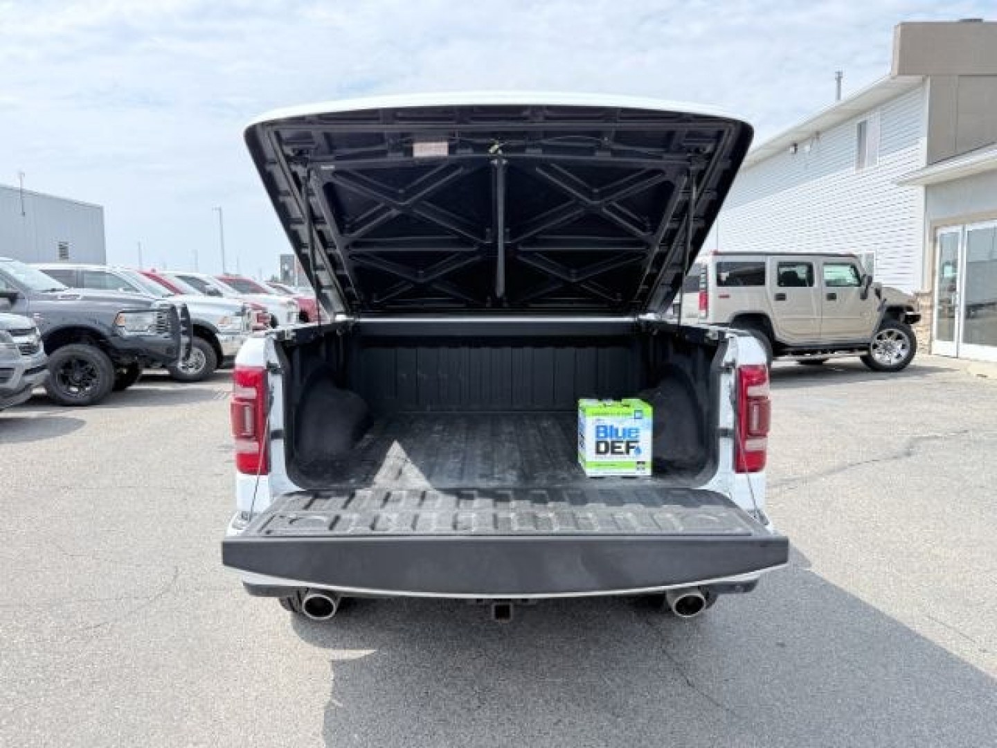 2020 WHITE /Black Ram 1500 (1C6SRFHM9LN) with an EcoDiesel 3L V-6 diesel direct injection engine, Automatic transmission, located at 1175 N Woodruff Ave, Idaho Falls, ID, 83401, 43.506901, -111.999657 - At Timberline Auto, finding a great deal on your next vehicle is always easy! Our experienced sales staff goal is to help find you the right vehicle at the right price! Our knowledgeable finance department has options for almost any credit score. We offer extended service contract options to prot- Photo#5