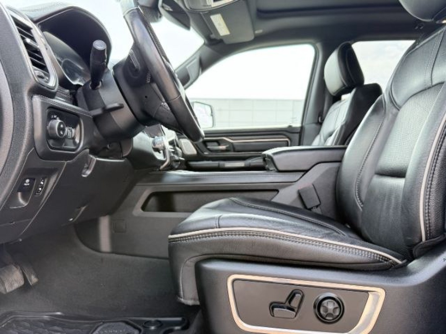 2020 WHITE /Black Ram 1500 (1C6SRFHM9LN) with an EcoDiesel 3L V-6 diesel direct injection engine, Automatic transmission, located at 1175 N Woodruff Ave, Idaho Falls, ID, 83401, 43.506901, -111.999657 - At Timberline Auto, finding a great deal on your next vehicle is always easy! Our experienced sales staff goal is to help find you the right vehicle at the right price! Our knowledgeable finance department has options for almost any credit score. We offer extended service contract options to prot- Photo#13
