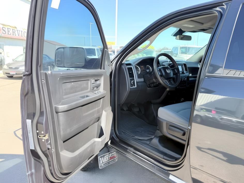 2017 Maximum Steel Metallic Clearcoat /Diesel Gray/Black Ram 3500 Tradesman (3C63R3GLXHG) with an 6 Cyl, 6.7L engine, 6-speed automatic transmission, located at 1175 N Woodruff Ave, Idaho Falls, ID, 83401, 43.506901, -111.999657 - <b>Vehicle Details</b><br>Take on tough jobs with confidence in this capable 2017 Ram 3500 ST, now available in Idaho Falls, ID. Built for serious work and dependable performance, this heavy-duty pickup is powered by a 6 Cyl, 6.7L Diesel engine paired with 4WD, giving you the strength and traction n- Photo#34